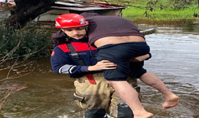 itfaiye eri vatandasi sirtinda tasidi