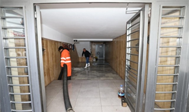 izmir buyuksehir belediyesi sahada 412 is makinesi ve 1365 personel gorevde