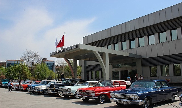 kadikoyde sevgililer gunune ozel klasik otomobil konvoyu