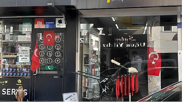 Karaman Belediyesi’nden Esnaflara Bayrak Hediyesi 1 karaman belediyesinden esnaflara bayrak hediyesi