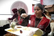 kecioren belediyesinden sicak yemek ve ramazan kumanyasi ikrami