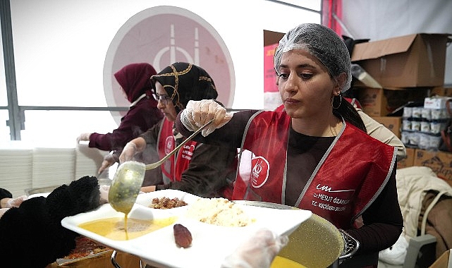 kecioren belediyesinden sicak yemek ve ramazan kumanyasi ikrami