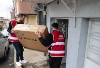 konakta kimse yalniz degil tekerlekli sandalyesine konak belediyesi ile ulasti