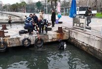 korfezde deniz dibi arac lastiginden temizlendi