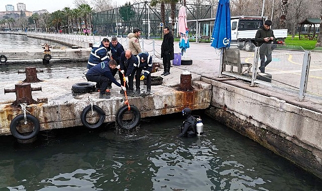 korfezde deniz dibi arac lastiginden temizlendi