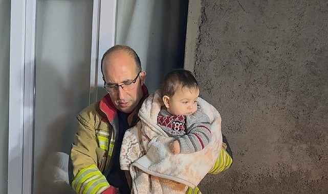 mahsur kalan 11 kisilik aileyi buyuksehir itfaiyesi kurtardi