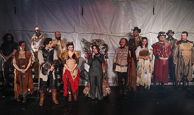 maltepe belediye tiyatrosunun 17 yilina hamletli kutlama