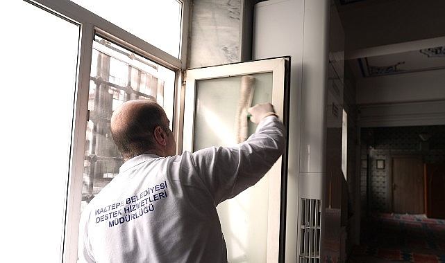 maltepede ibadethaneler duzenli temizleniyor