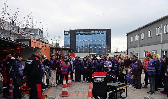 Maltepeli kadınlar afetlere müdahaleyi uygulamalı öğrendi 1 maltepeli kadinlar afetlere mudahaleyi uygulamali ogrendi
