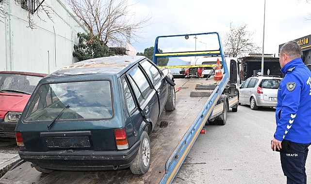 Manisa Büyükşehir Sahipsiz ve Hurda Araçları Kaldırıyor 1 manisa buyuksehir sahipsiz ve hurda araclari kaldiriyor