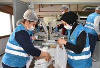 menemen belediyesi asevinden her gun 10 bin kisiye yemek