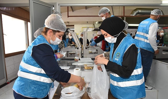 menemen belediyesi asevinden her gun 10 bin kisiye yemek