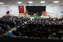 merakli civciv kartepede sahne aldi