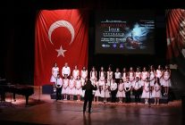 minik kalpler muzigin birlestirici gucuyle depremde hayatini kaybedenleri andi