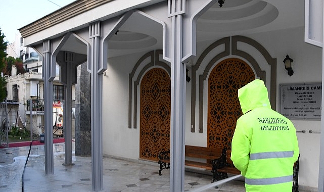 Narlıdere Belediyesi’nden Camilerde Temizlik Çalışması 1 narlidere belediyesinden camilerde temizlik calismasi