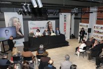 niluferde 2026 yilinin yazari emegin ve sokagin sairi sennur sezer