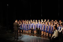 niluferde uc koro ayni sahnede bulustu