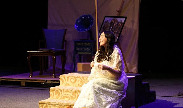 Retro Tiyatro Topluluğu “Huzur Apartmanı” Oyunu İle Tiyatro Sahnesine Damga Vurdu 1 retro tiyatro toplulugu huzur apartmani oyunu ile tiyatro sahnesine damga vurdu