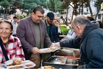 seferihisarda ramazan bereketi dayanisma seferberligi ile sofralar kuruluyor