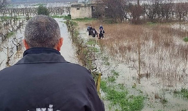 Selde Mahsur Kalanların İmdadına Büyükşehir İtfaiyesi Yetişti 1 selde mahsur kalanlarin imdadina buyuksehir itfaiyesi yetisti