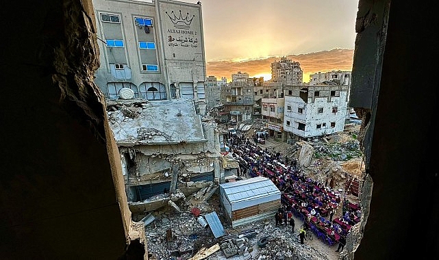 turk kizilay gazzede ramazanin ilk iftar sofrasini kurdu