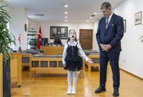 4 yasindan beri istiklal marsini ezbere okuyor