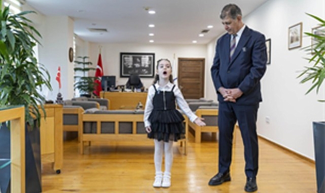 4 yasindan beri istiklal marsini ezbere okuyor