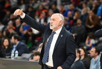 anadolu efes asvel karsisinda parkede