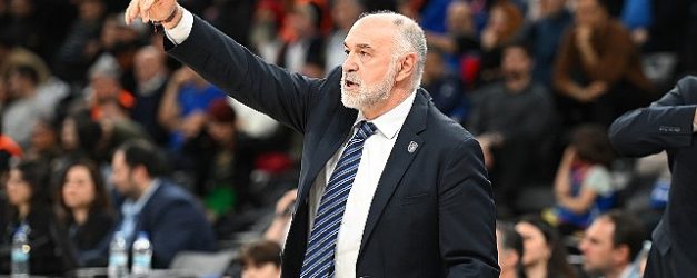 anadolu efes asvel karsisinda parkede