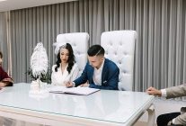 balcovada yeni evlenen ciftlere alisveris karti destegi