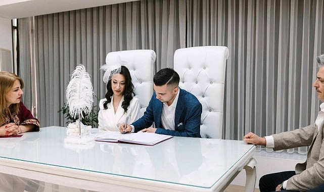 balcovada yeni evlenen ciftlere alisveris karti destegi