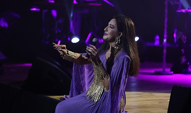 baskan cercioglu 8 mart dunya kadinlar gununde vatandaslari sevilen sanatci nukhet duru ile bulusturdu