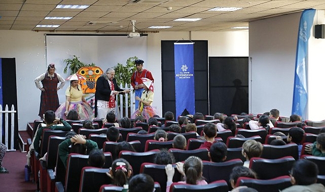 baskan cercioglu koskte minikleri tiyatroyla bulusturdu