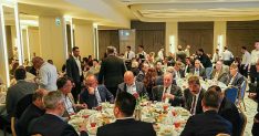 baskan dutlulu basin mensuplari ve meclis uyeleriyle iftarda bulustu