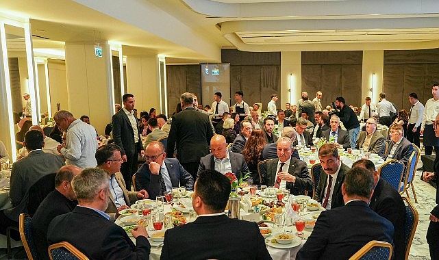 baskan dutlulu basin mensuplari ve meclis uyeleriyle iftarda bulustu