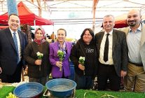 baskan dutluludan 8 marta cicekli kutlama