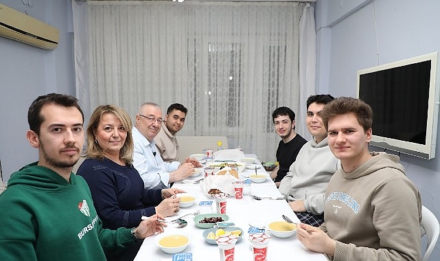 baskan ertas universite ogrencilerinin iftar sofrasina konuk oldu