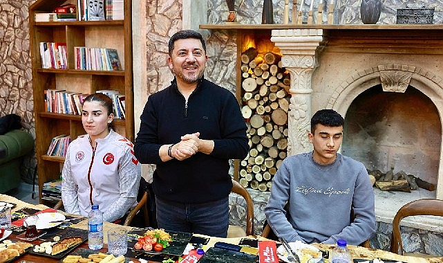 baskan rasim ari sporcu genclerle sahur yapti