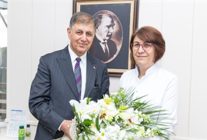 baskan tugay meslektaslariyla tip bayramini kutladi