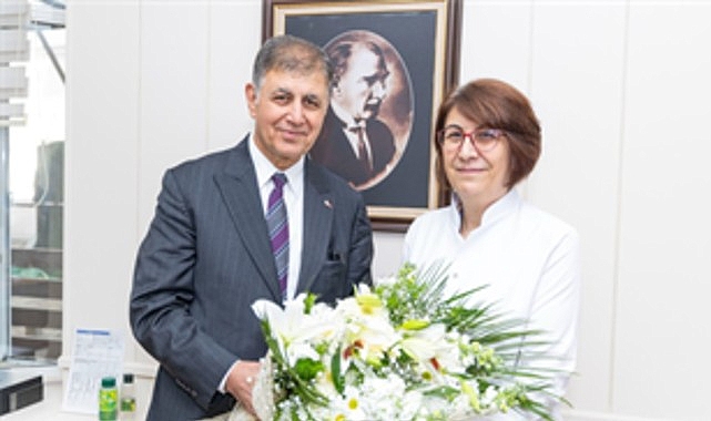 baskan tugay meslektaslariyla tip bayramini kutladi