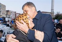 baskan tugay ne saraylara ne satafatli sofralara ihtiyacimiz var