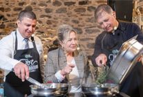 baskan tugay tirede onluk giydi mutfaga girdi yemek yapti