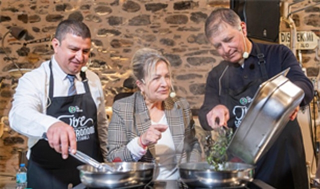 baskan tugay tirede onluk giydi mutfaga girdi yemek yapti