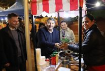 bayindirda muzik ve ciceklerle dolu aksam kadinlar gunu ramazan sokaginda kutlandi