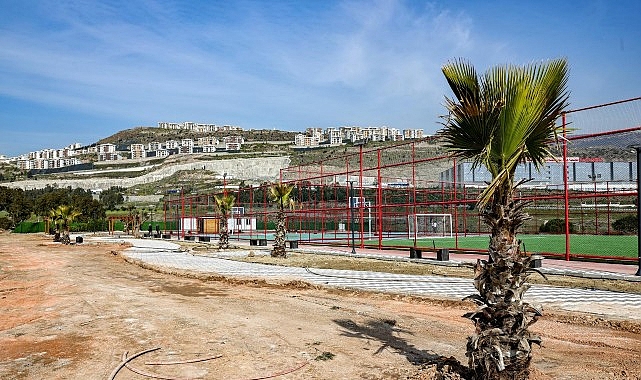 bayraklida ferdi zeyrek spor kompleksinde calismalar sona yaklasti