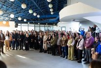 bayram oncesi balcovada dayanisma tablosu baskan yigit emekcilerle bulustu