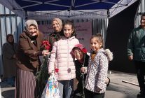 bayrampasada 8 martta kadinlara karanfil dagitildi