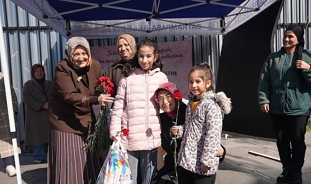 bayrampasada 8 martta kadinlara karanfil dagitildi