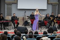 bornovada ask sarkilari gecesi