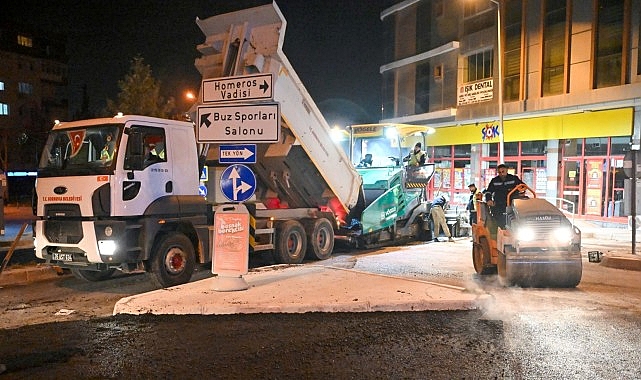 Bornova’da gece asfalt mesaisi 1 bornovada gece asfalt mesaisi